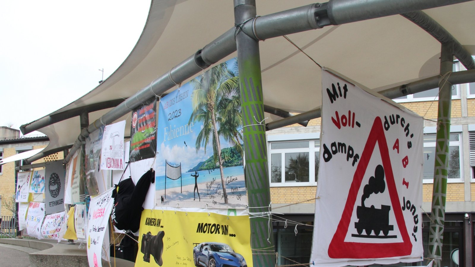 „Mit Volldampf durchs Abi.“ Mit selbst gemachten Plakaten – so wie hier vor dem Friedrich-Abel-Gymnasium (FAG) – feuern Eltern und Geschwister wieder die Vaihinger Abiturienten an. Heute beginnen die schriftlichen Prüfungen mit dem Fach Biologie. Den Abschluss bildet am 5. Mai das Fach Französisch. Im Land Baden-Württemberg sind insgesamt 29 500 Schülerinnen und Schüler für die Prüfungen angemeldet; in Vaihingen sind es am FAG in diesem Jahr 71, am Stromberg-Gymnasium 74 und an der Freien Waldorfschule 15. Die VKZ wünscht gutes Gelingen! Foto: Banholzer „Mit Volldampf durchs Abi.“ Mit selbst gemachten Plakaten – so wie hier vor dem Friedrich-Abel-Gymnasium (FAG) – feuern Eltern und Geschwister wieder die Vaihinger Abiturienten an. Heute beginnen die schriftlichen Prüfungen mit dem Fach Biologie. Den Abschluss bildet am 5. Mai das Fach Französisch. Im Land Baden-Württemberg sind insgesamt 29 500 Schülerinnen und Schüler für die Prüfungen angemeldet; in Vaihingen sind es am FAG in diesem Jahr 71, am Stromberg-Gymnasium 74 und an der Freien Waldorfschule 15. Die VKZ wünscht gutes Gelingen! Foto: Banholzer