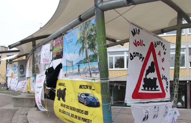 „Mit Volldampf durchs Abi.“ Mit selbst gemachten Plakaten – so wie hier vor dem Friedrich-Abel-Gymnasium (FAG) – feuern Eltern und Geschwister wieder die Vaihinger Abiturienten an. Heute beginnen die schriftlichen Prüfungen mit dem Fach Biologie. Den Abschluss bildet am 5. Mai das Fach Französisch. Im Land Baden-Württemberg sind insgesamt 29 500 Schülerinnen und Schüler für die Prüfungen angemeldet; in Vaihingen sind es am FAG in diesem Jahr 71, am Stromberg-Gymnasium 74 und an der Freien Waldorfschule 15. Die VKZ wünscht gutes Gelingen!  <span class='image-autor'>Foto: Banholzer</span>