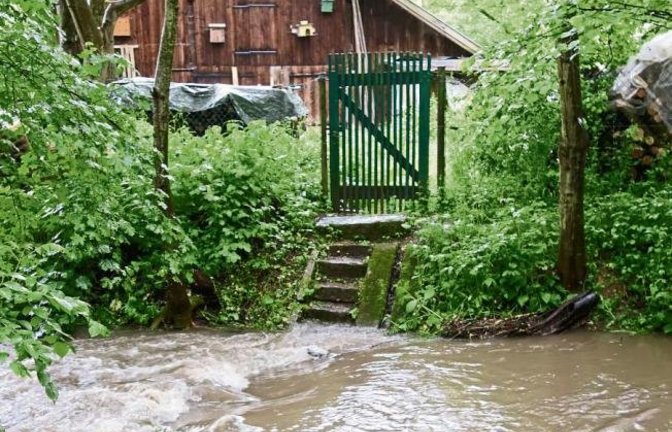 Der sonst beschauliche Kreuzbach ist gestern durch die Regenfracht wild.  Foto: Rücker
