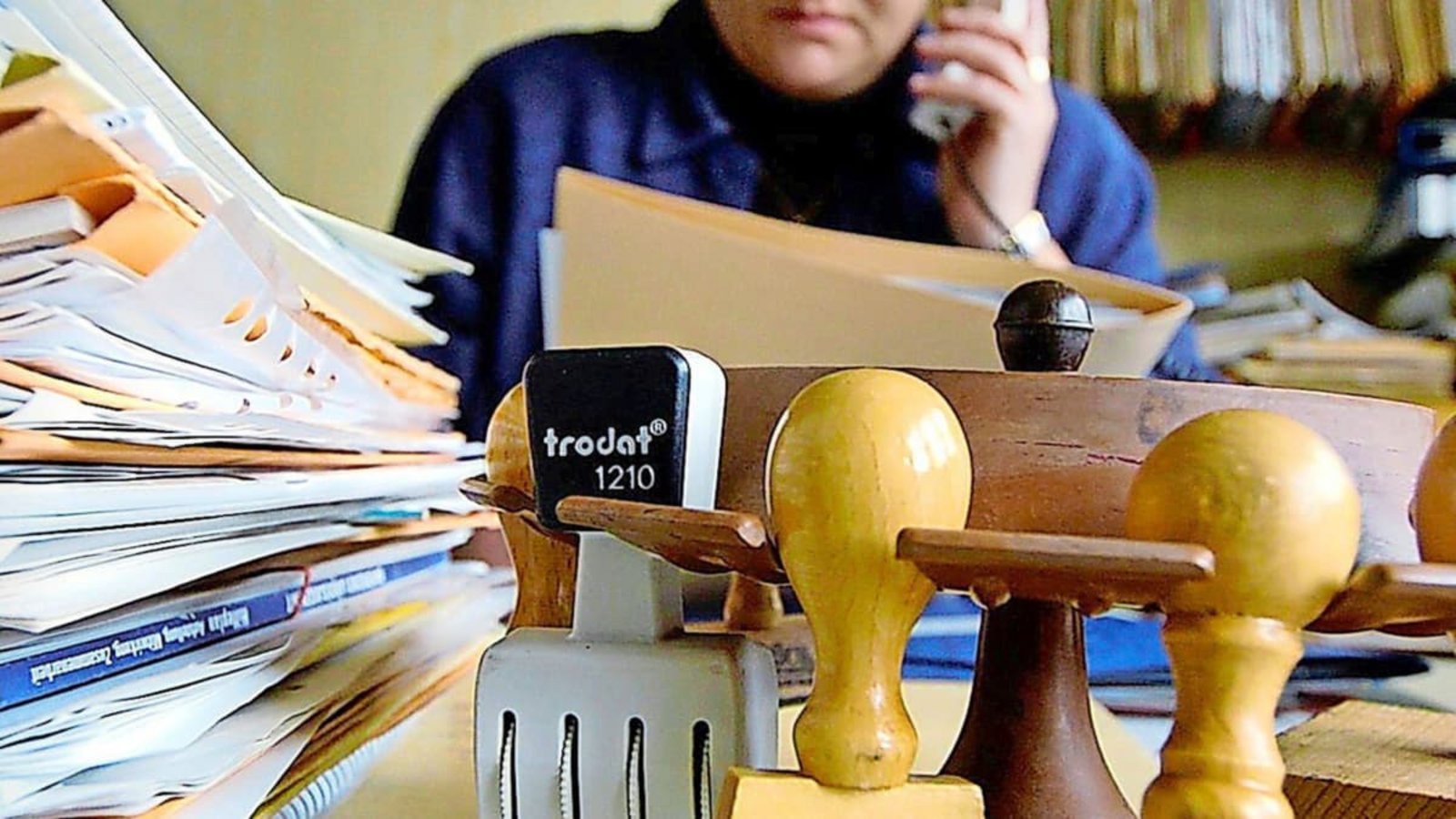 Noch zeitgemäß? In deutschen Amtsstuben wird angeblich immer noch viel gestempelt und gefaxt – und großzügig bezahlt.dpa Noch zeitgemäß? In deutschen Amtsstuben wird angeblich immer noch viel gestempelt und gefaxt – und großzügig bezahlt.dpa