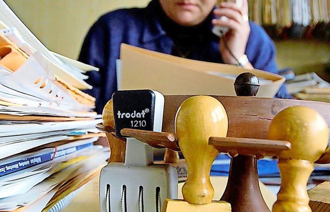 Noch zeitgemäß? In deutschen Amtsstuben wird angeblich immer noch viel gestempelt und gefaxt – und großzügig bezahlt.<span class='image-autor'>dpa</span>