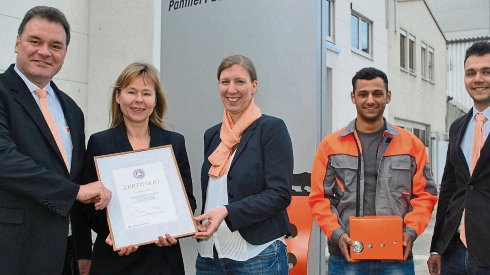 Südwestkarton-Geschäftsführer Dirk Holtermann, Martin Lehmann von der Arbeitsagentur, Betriebs-Personalleiterin Barbara Geiger und der Auszubildende Fabrizio Corbo sowie Student Moritz Heckel bei der Übergabe des Zertifikats (von links). Foto: Stahlfeld Südwestkarton-Geschäftsführer Dirk Holtermann, Martin Lehmann von der Arbeitsagentur, Betriebs-Personalleiterin Barbara Geiger und der Auszubildende Fabrizio Corbo sowie Student Moritz Heckel bei der Übergabe des Zertifikats (von links). Foto: Stahlfeld