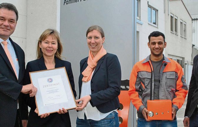 Südwestkarton-Geschäftsführer Dirk Holtermann, Martin Lehmann von der Arbeitsagentur, Betriebs-Personalleiterin Barbara Geiger und der Auszubildende Fabrizio Corbo sowie Student Moritz Heckel bei der Übergabe des Zertifikats (von links).  Foto: Stahlfeld
