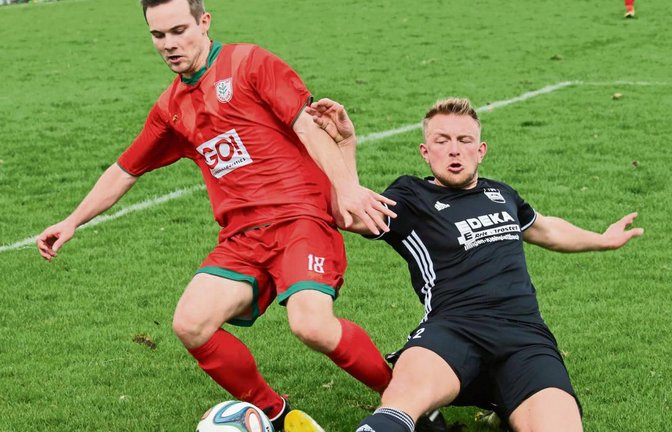 Ralf Krause (rechts) hat es im Spiel gegen Nussdorf vorgemacht: kämpferischer Einsatz ist beim TSV Kleinglattbach gefragt. Foto: Küppers