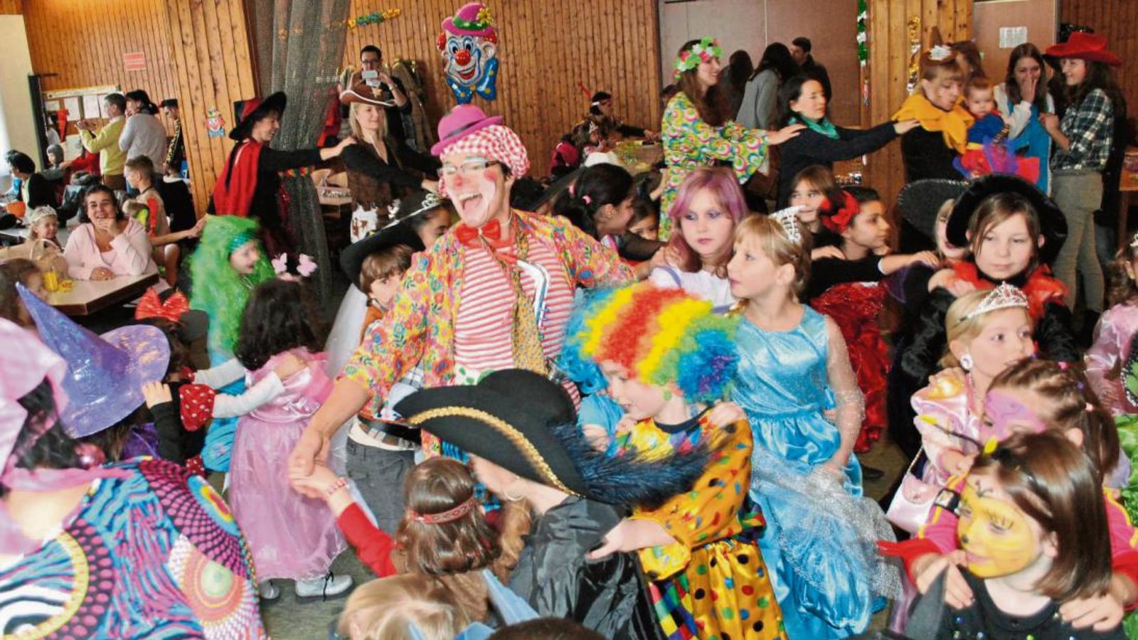 Beim Kinderfasching in Illingen kommt bei der Polonaise Stimmung auf. Beim Kinderfasching in Illingen kommt bei der Polonaise Stimmung auf.