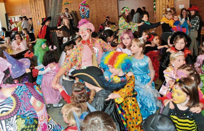 Beim Kinderfasching in Illingen kommt bei der Polonaise Stimmung auf.