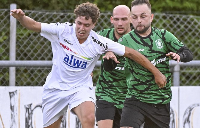 Einen schweren Stand hat Torschütze Kai Schopper (links) von der SGM Hohenhaslach/Freudental. Im Test gegen den TSV Asperg II wird er von gleich zwei Gegnern verfolgt.  <span class='image-autor'>Foto: Leitner</span>