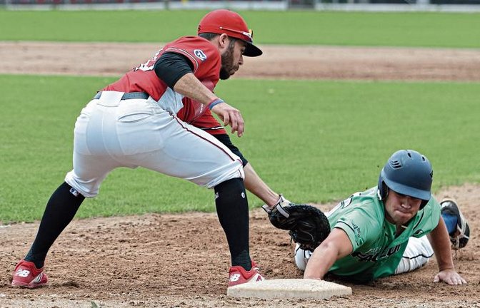 Xavi Gonzalez (links) von den Stuttgart Reds hat den Ulmer erwischt, bevor er die Base erreicht hat, und hat ihn somit aus dem Spielzug genommen. Foto: Drobny