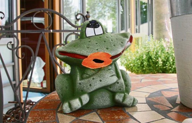 Wer möchte diesen Vaihinger Frosch küssen? Das Tierchen hat sich extra mit orangefarbenem Lippenstift herausgeputzt. Foto: Rostek