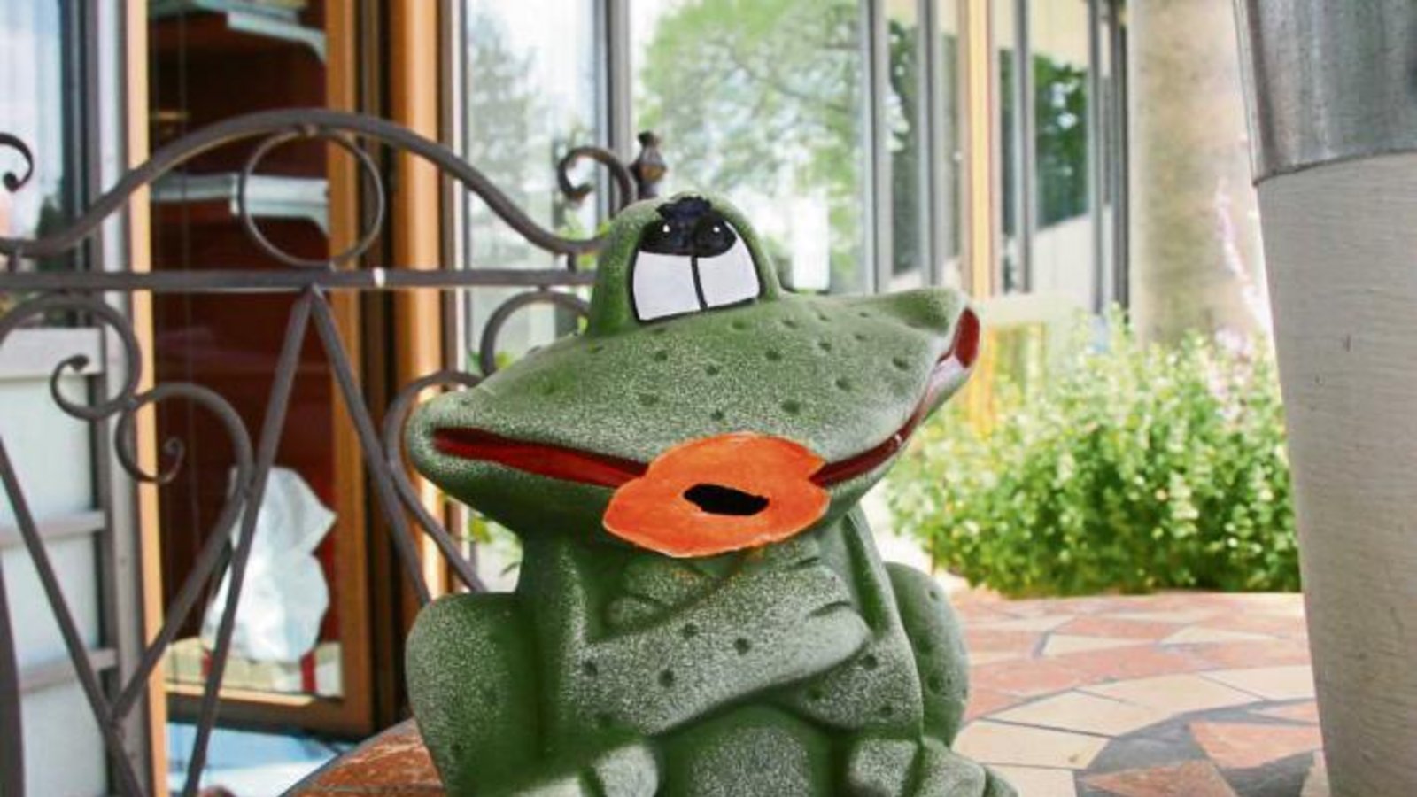 Wer möchte diesen Vaihinger Frosch küssen? Das Tierchen hat sich extra mit orangefarbenem Lippenstift herausgeputzt. Foto: Rostek Wer möchte diesen Vaihinger Frosch küssen? Das Tierchen hat sich extra mit orangefarbenem Lippenstift herausgeputzt. Foto: Rostek