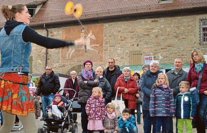 Gauklertochter Maria zeigt auf dem Illinger Weihnachtsmarkt ihre Jonglierkunst.  Fotos: Stahlfeld