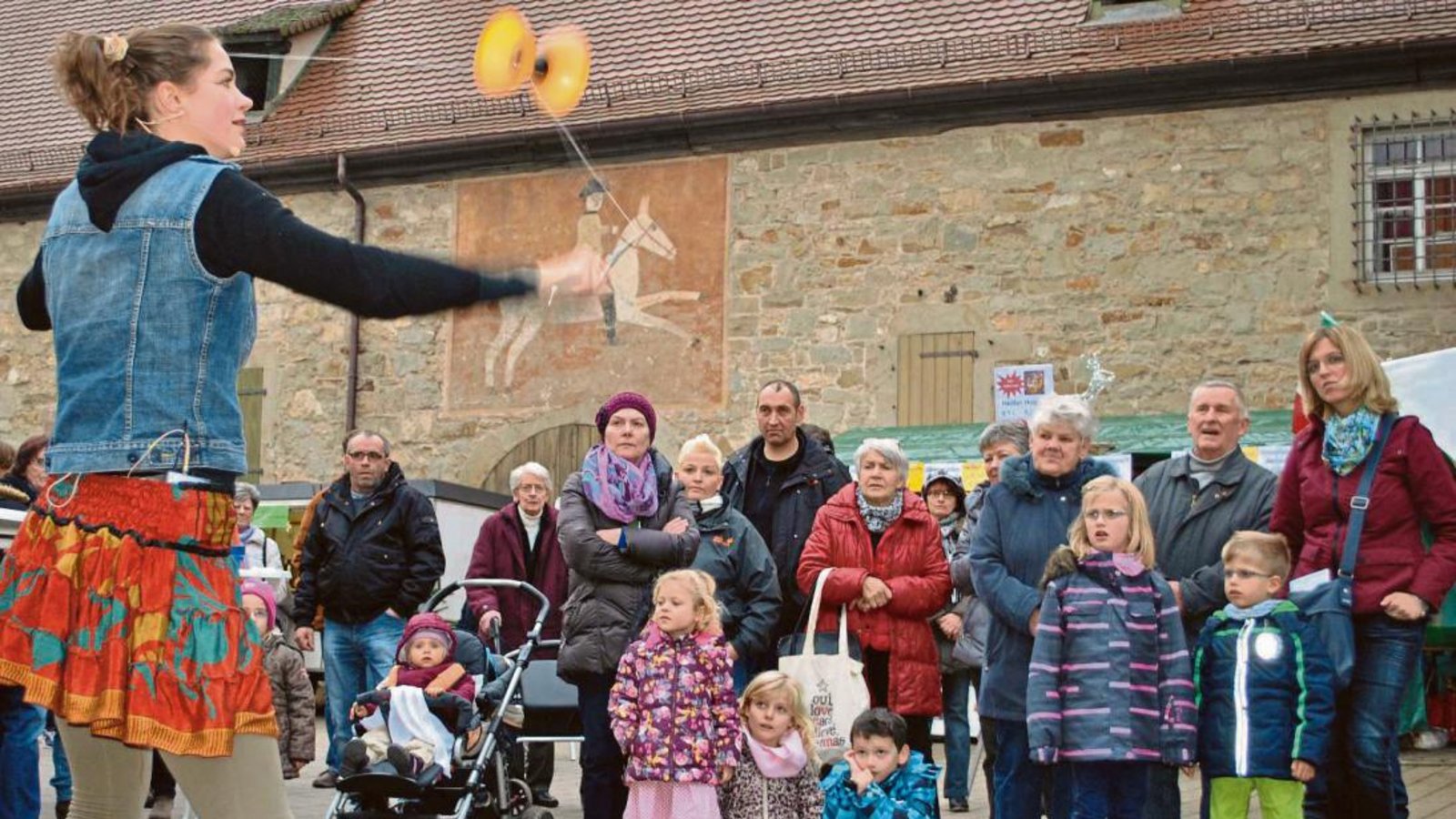 Gauklertochter Maria zeigt auf dem Illinger Weihnachtsmarkt ihre Jonglierkunst.  Fotos: Stahlfeld