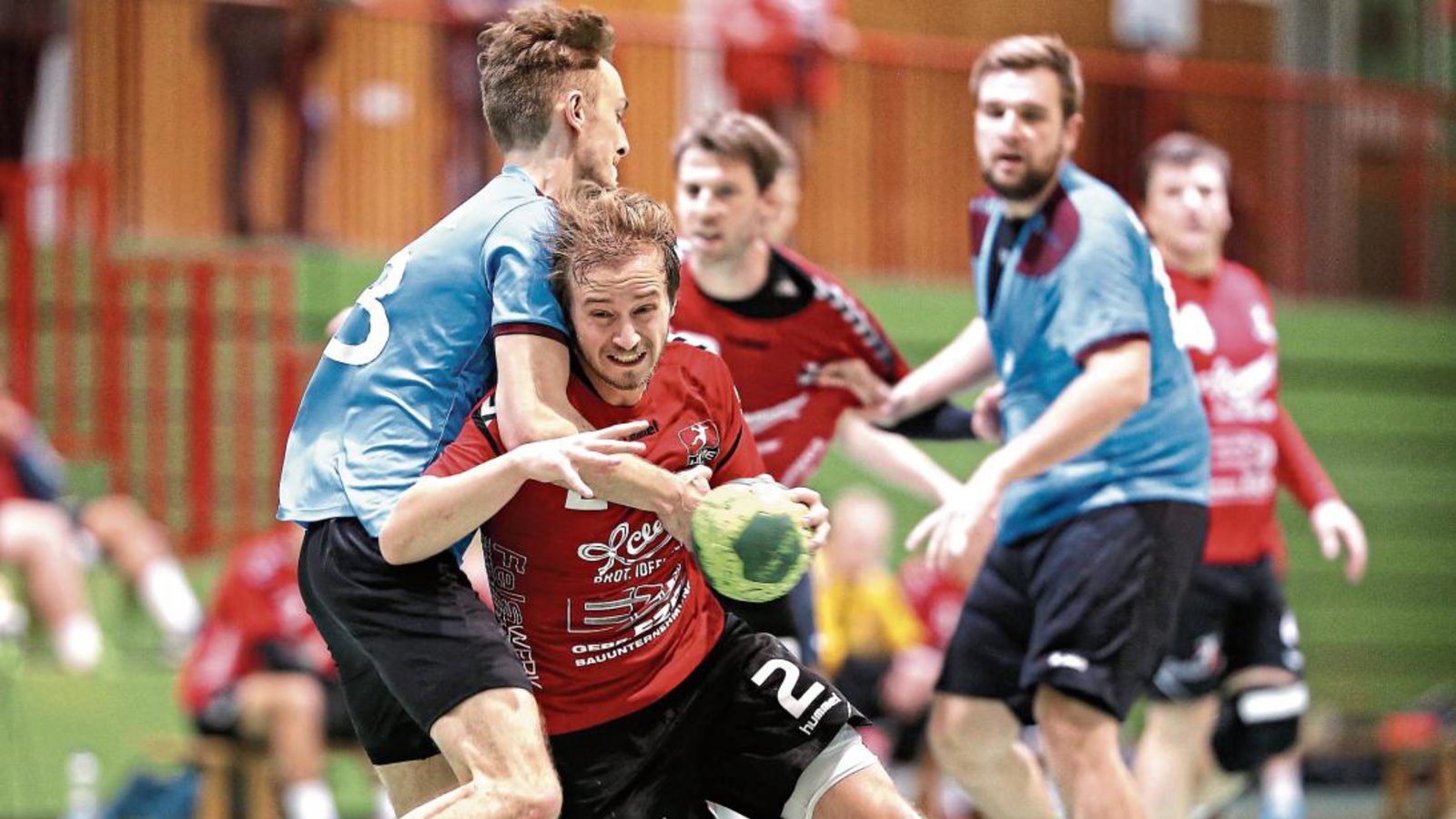 Joachim Göbgen (Mitte) setzt sich gegen einen Spieler des SV Ludwigsburg-Oßweil durch. Foto: Küppers Joachim Göbgen (Mitte) setzt sich gegen einen Spieler des SV Ludwigsburg-Oßweil durch. Foto: Küppers