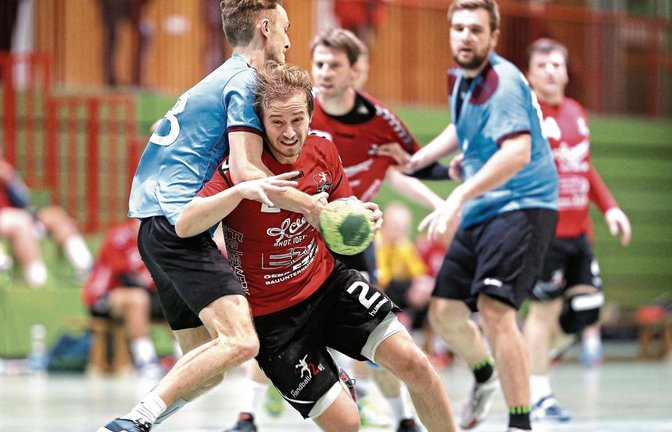 Joachim Göbgen (Mitte) setzt sich gegen einen Spieler des SV Ludwigsburg-Oßweil durch. Foto: Küppers