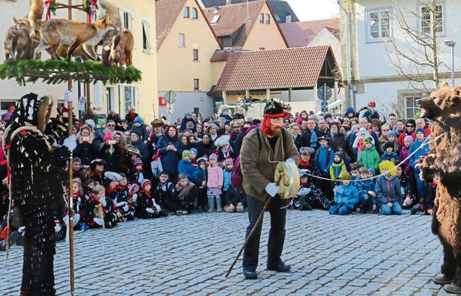 Die Kürschnerzunft wird vertreten durch den Bär und seinen Treiber samt Kürschnerkrone.  Fotos: Rücker