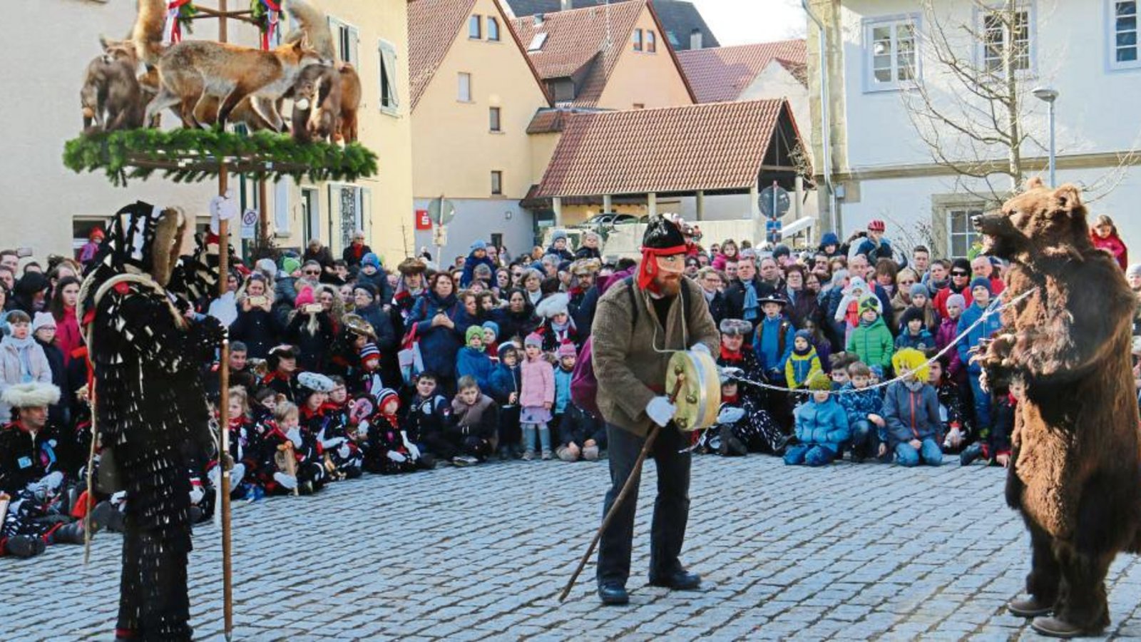 Die Kürschnerzunft wird vertreten durch den Bär und seinen Treiber samt Kürschnerkrone. Fotos: Rücker Die Kürschnerzunft wird vertreten durch den Bär und seinen Treiber samt Kürschnerkrone. Fotos: Rücker