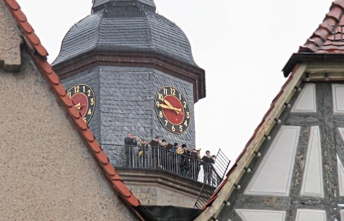 Trotz strömenden Regens spielt der Bläserkreis am Sonntagmorgen tapfer vom Turm der Vaihinger Stadtkirche seine musikalische Einladung zum Gottesdienst. Foto: Banholzer