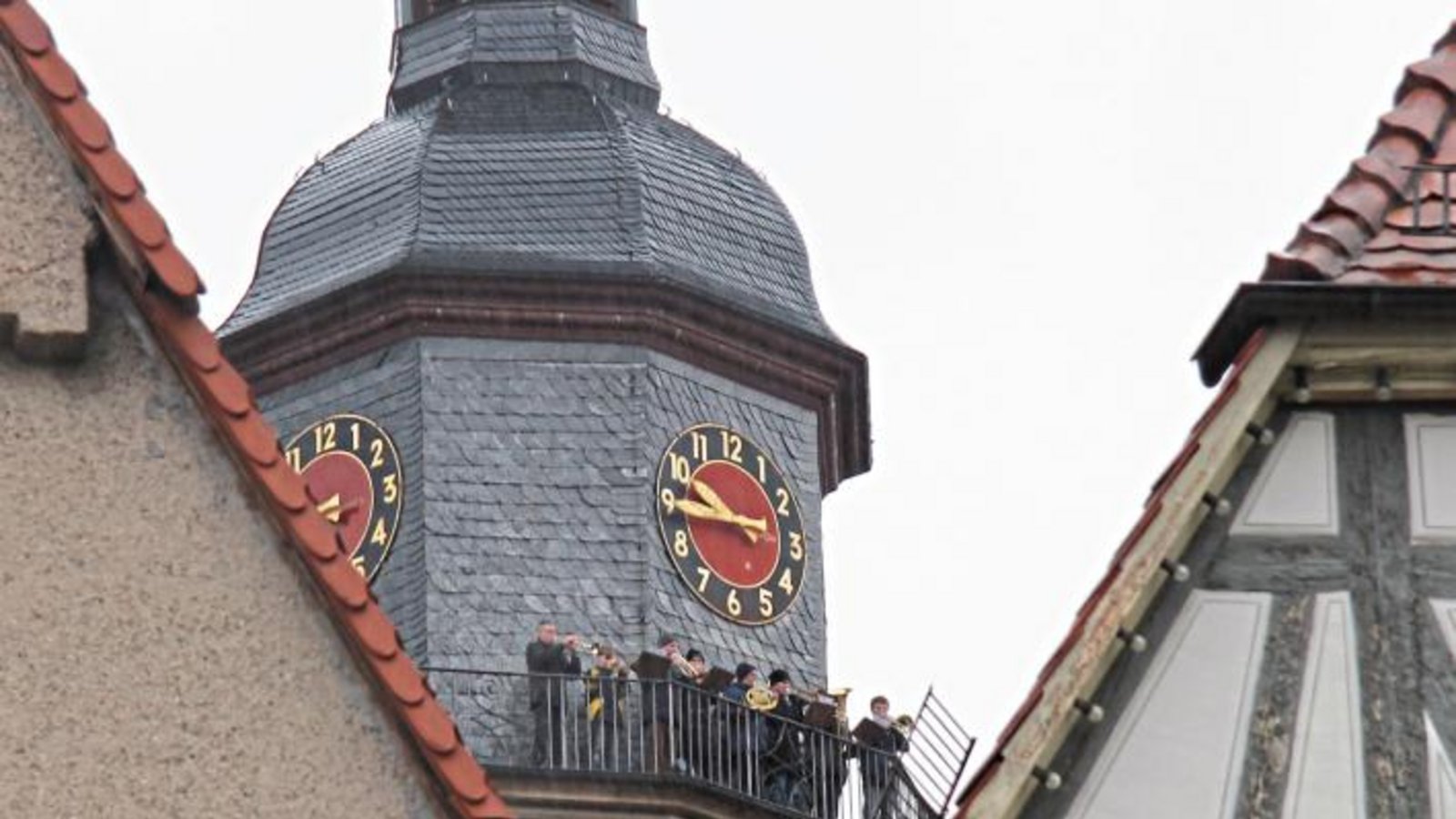 Trotz strömenden Regens spielt der Bläserkreis am Sonntagmorgen tapfer vom Turm der Vaihinger Stadtkirche seine musikalische Einladung zum Gottesdienst. Foto: Banholzer Trotz strömenden Regens spielt der Bläserkreis am Sonntagmorgen tapfer vom Turm der Vaihinger Stadtkirche seine musikalische Einladung zum Gottesdienst. Foto: Banholzer
