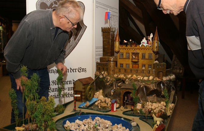 Uli Simecek (l.) und Eberhard Steinhilber zeigen das Diorama im Städtischen Museum. <span class='image-autor'>Foto: Rieger</span>