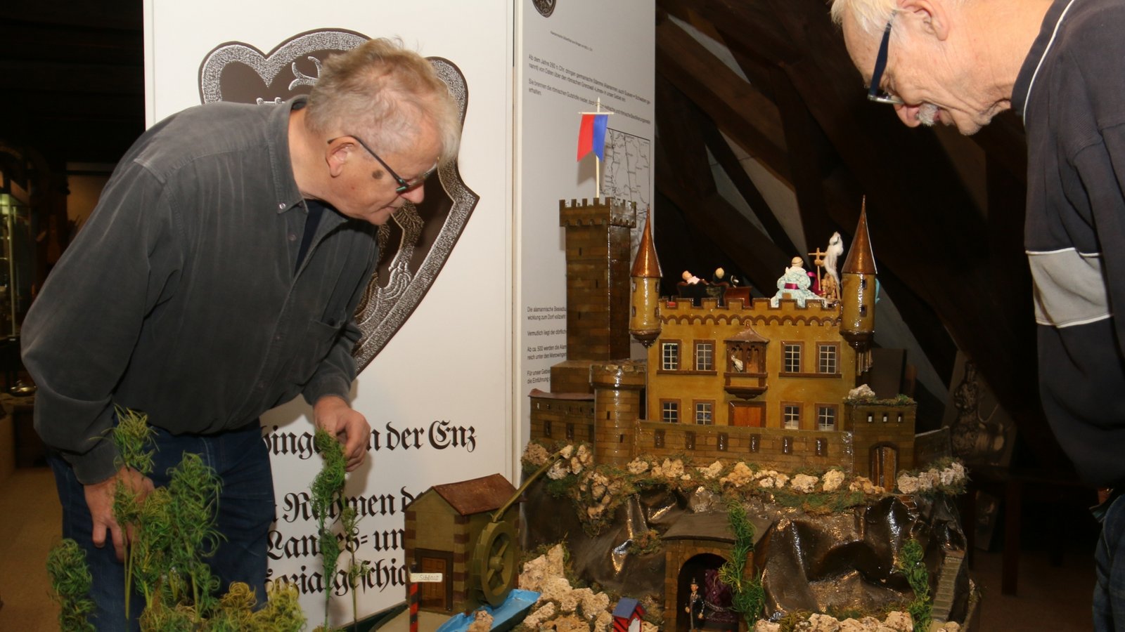 Uli Simecek (l.) und Eberhard Steinhilber zeigen das Diorama im Städtischen Museum. Foto: Rieger