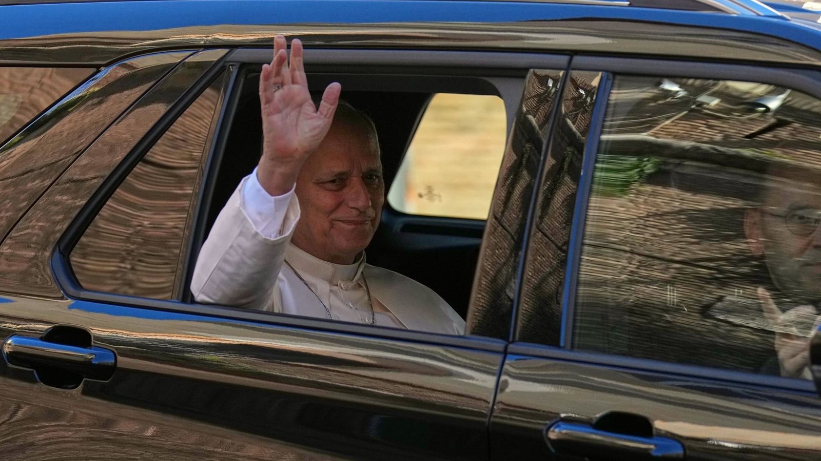 Aus seinem Auto heraus winkte Leo den Wartenden zu.Andrew Medichini/AP/dpa Aus seinem Auto heraus winkte Leo den Wartenden zu.Andrew Medichini/AP/dpa