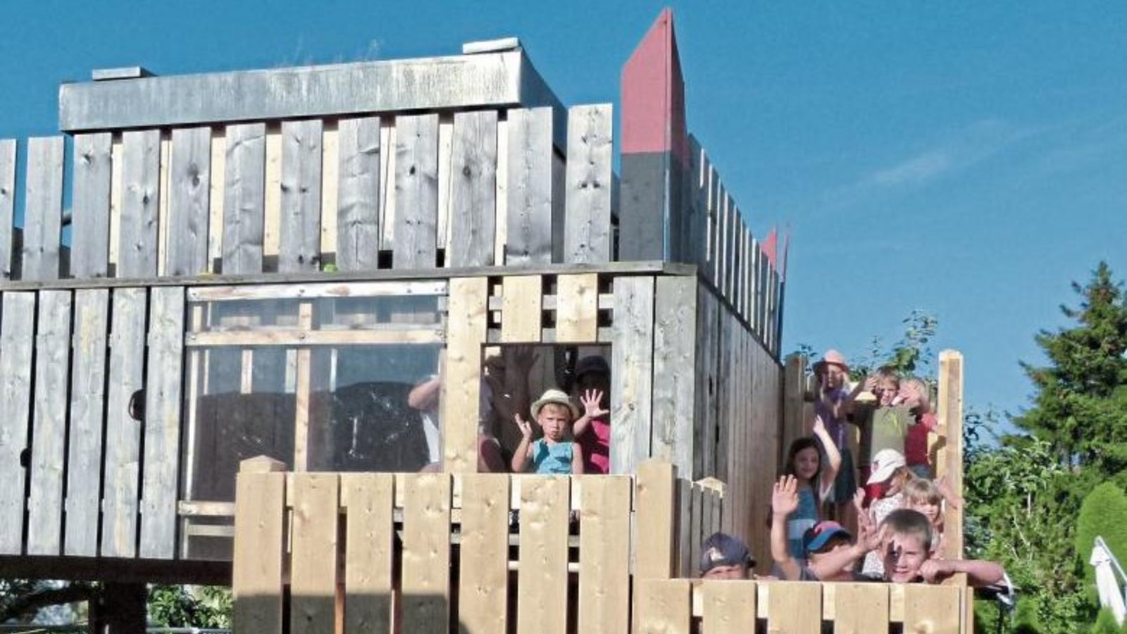 Über die neuen Aufgänge darf das Sersheimer Baumhaus wieder genutzt werden. Foto: p