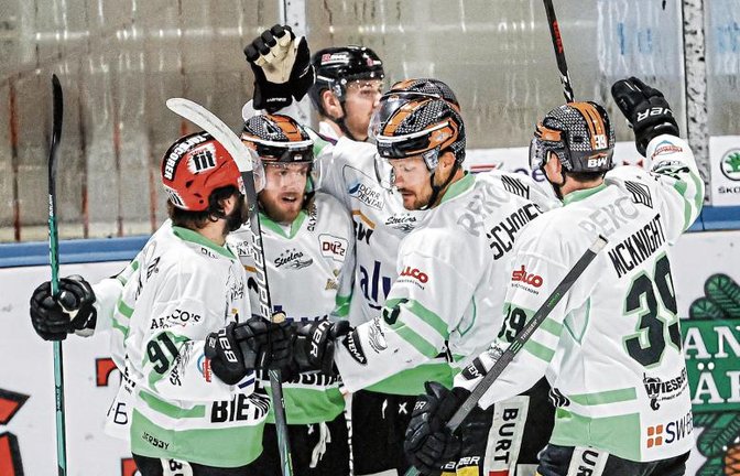 Die Spieler der Bietigheim Steelers bejubeln zuerst den Führungstreffer von Tim Schüle zum 1:0 und dann den Finaleinzug gegen Kassel durch einen Sieg in in Spiel fünf in Freiburg. Foto: Eibner