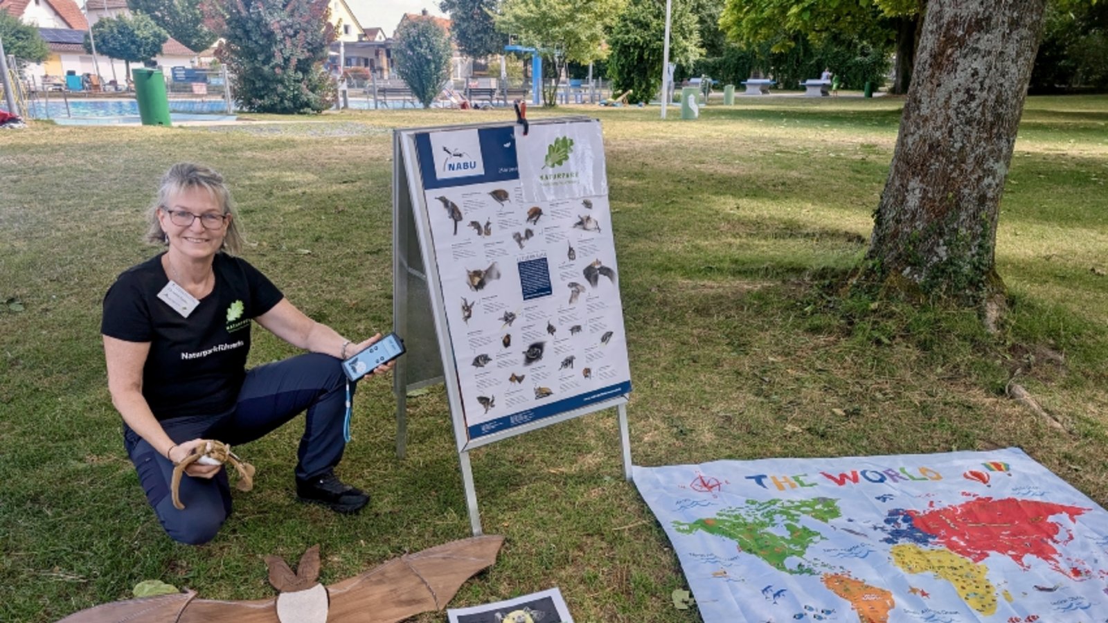 Naturparkführerin Christine Fiedler informiert über die Geheimnisse der Fledermäuse. Foto: p Naturparkführerin Christine Fiedler informiert über die Geheimnisse der Fledermäuse. Foto: p