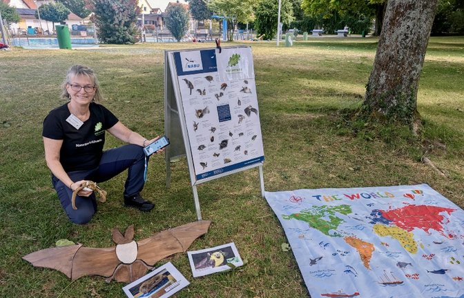Naturparkführerin Christine Fiedler informiert über die Geheimnisse der Fledermäuse. <span class='image-autor'>Foto: p</span>