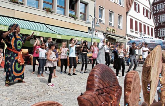 Viereinhalb Tage haben sich die Kinder beim Afrika Kunst- und Kulturcamp der Stadt Vaihingen mit dem schwarzen Kontinent befasst. Trommeln, Tanzen, Akrobatik und Maskenschnitzen standen auf dem Programm. Beim Abschluss gestern Nachmittag zeigten die Teilnehmer den begeistert mitklatschenden Zuschauern auf dem Marktplatz, was sie gelernt hatten.  Foto: Banholzer