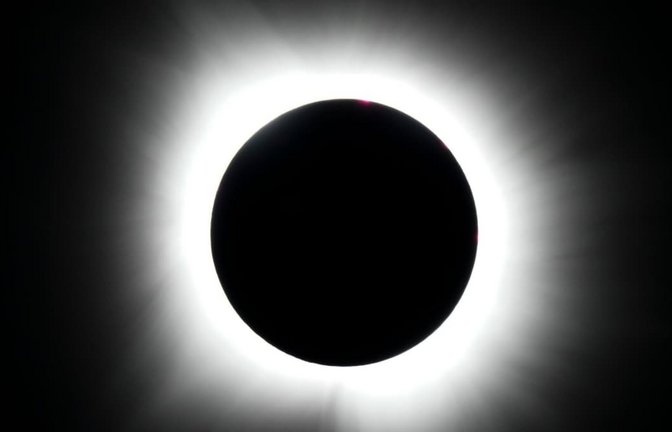 Um die Sonnenfinsternis zu erkennen, braucht es einen möglichst wolkenlosen Blick.<span class='image-autor'>Julio Cortez/AP/dpa-tmn</span>