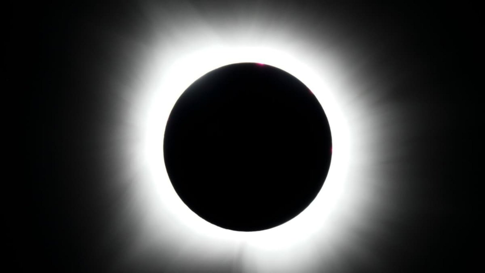 Um die Sonnenfinsternis zu erkennen, braucht es einen möglichst wolkenlosen Blick.Julio Cortez/AP/dpa-tmn Um die Sonnenfinsternis zu erkennen, braucht es einen möglichst wolkenlosen Blick.Julio Cortez/AP/dpa-tmn