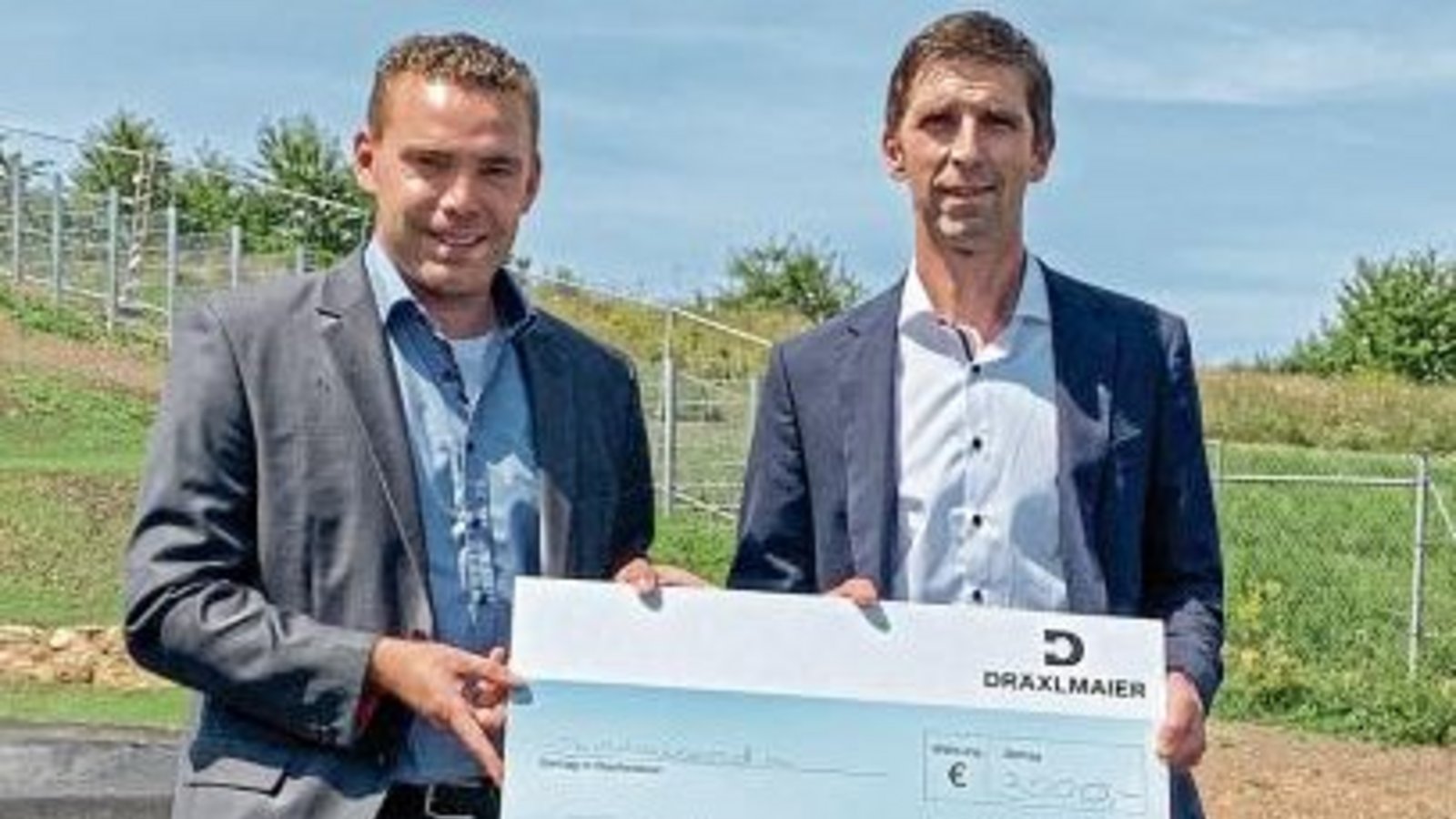 Gunther Wössner (rechts) von Dräxlmaier überreichte eine Spende über 3000 Euro an Bürgermeister Frank Wittendorfer.  Foto: p