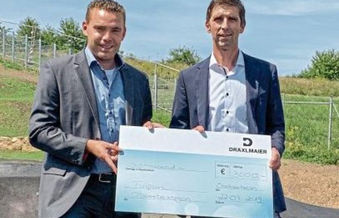 Gunther Wössner (rechts) von Dräxlmaier überreichte eine Spende über 3000 Euro an Bürgermeister Frank Wittendorfer.  Foto: p