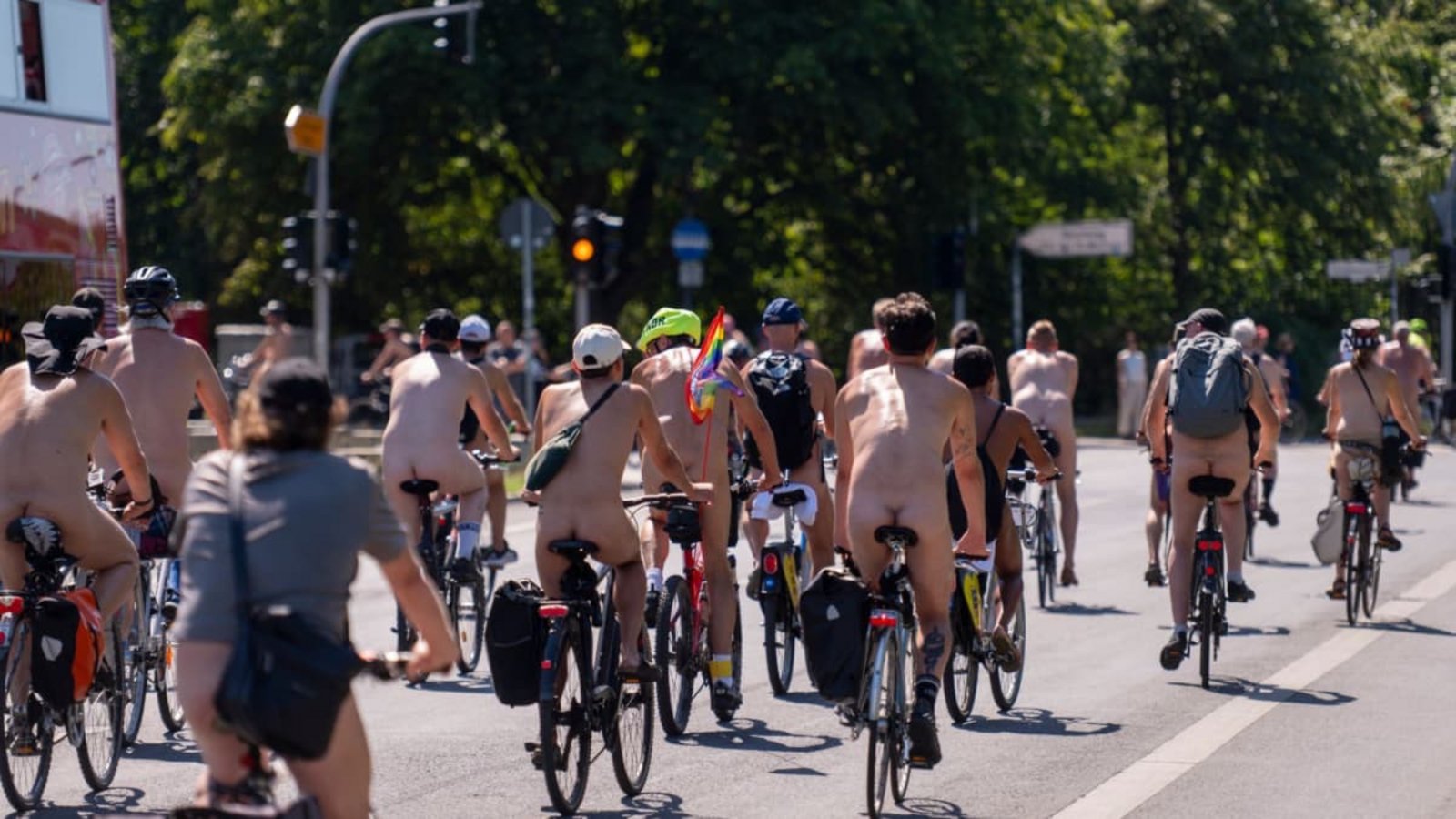 Teilnehmer der Fahrrad-Demo „World Naked Bike Ride (WNBR) Berlin 2026“ fahren nackt mit Fahrrädern durch die StadtChristophe Gateau/dpa Teilnehmer der Fahrrad-Demo „World Naked Bike Ride (WNBR) Berlin 2026“ fahren nackt mit Fahrrädern durch die StadtChristophe Gateau/dpa