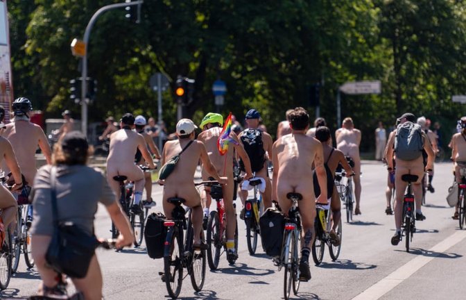 Teilnehmer der Fahrrad-Demo „World Naked Bike Ride (WNBR) Berlin 2026“ fahren nackt mit Fahrrädern durch die Stadt<span class='image-autor'>Christophe Gateau/dpa</span>
