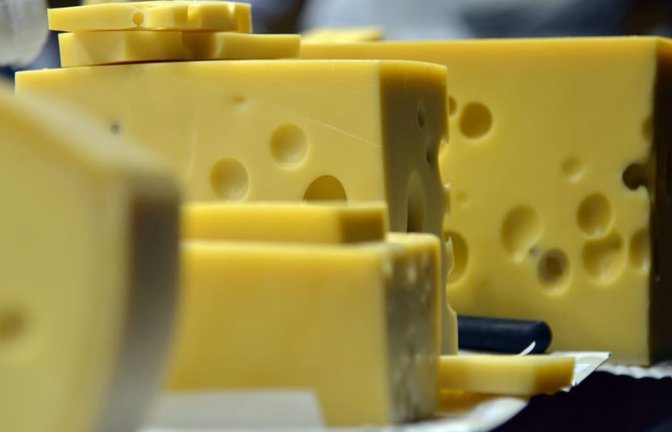 In Bayern sind 20 Tonnen Emmentaler verschwunden - die Polizei ermittelt (Symbolfoto).<span class='image-autor'>Harald Tittel/dpa</span>