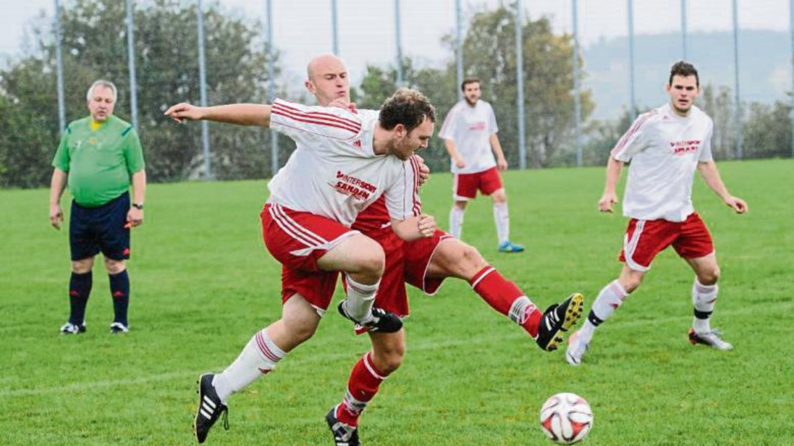 Steffen Kurfiß (vorne, im Duell mit Philipp Gögel) schwimmt mit der Großglattbacher Mannschaft auf einer Welle des Erfolgs. Jetzt muss der TSV beim VfB Vaihingen ran. Foto: Leitner Steffen Kurfiß (vorne, im Duell mit Philipp Gögel) schwimmt mit der Großglattbacher Mannschaft auf einer Welle des Erfolgs. Jetzt muss der TSV beim VfB Vaihingen ran. Foto: Leitner