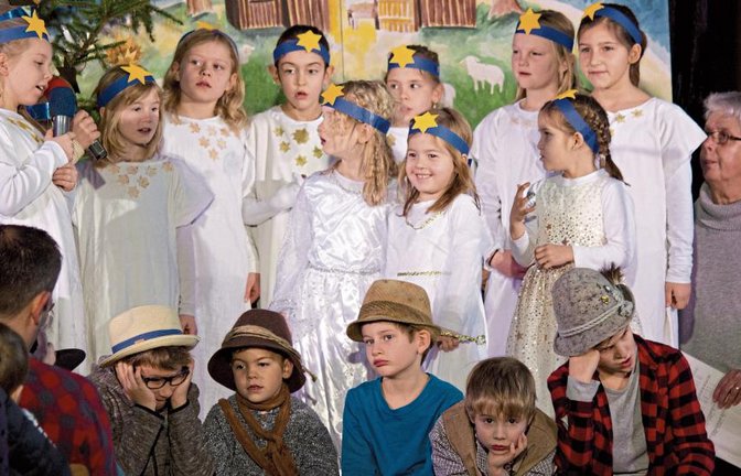 Die Engel singen auf den Feldern: Das Illinger Singspiel wurde wieder größtenteils von den Kindern gestaltet.  Fotos: Friedrich
