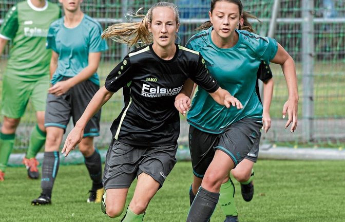 Lena Dreibach (links) und die SGM Roßwag/Großglattbach sind in der Frauenfußball-Bezirksliga sportlich erfolgreich. Einen Trainer für die neue Saison haben sie aber noch nicht gefunden. Foto: Leitner