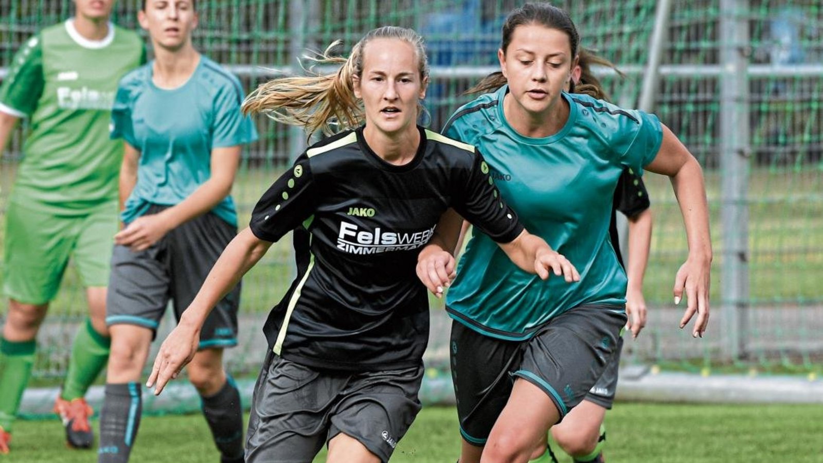 Lena Dreibach (links) und die SGM Roßwag/Großglattbach sind in der Frauenfußball-Bezirksliga sportlich erfolgreich. Einen Trainer für die neue Saison haben sie aber noch nicht gefunden. Foto: Leitner Lena Dreibach (links) und die SGM Roßwag/Großglattbach sind in der Frauenfußball-Bezirksliga sportlich erfolgreich. Einen Trainer für die neue Saison haben sie aber noch nicht gefunden. Foto: Leitner