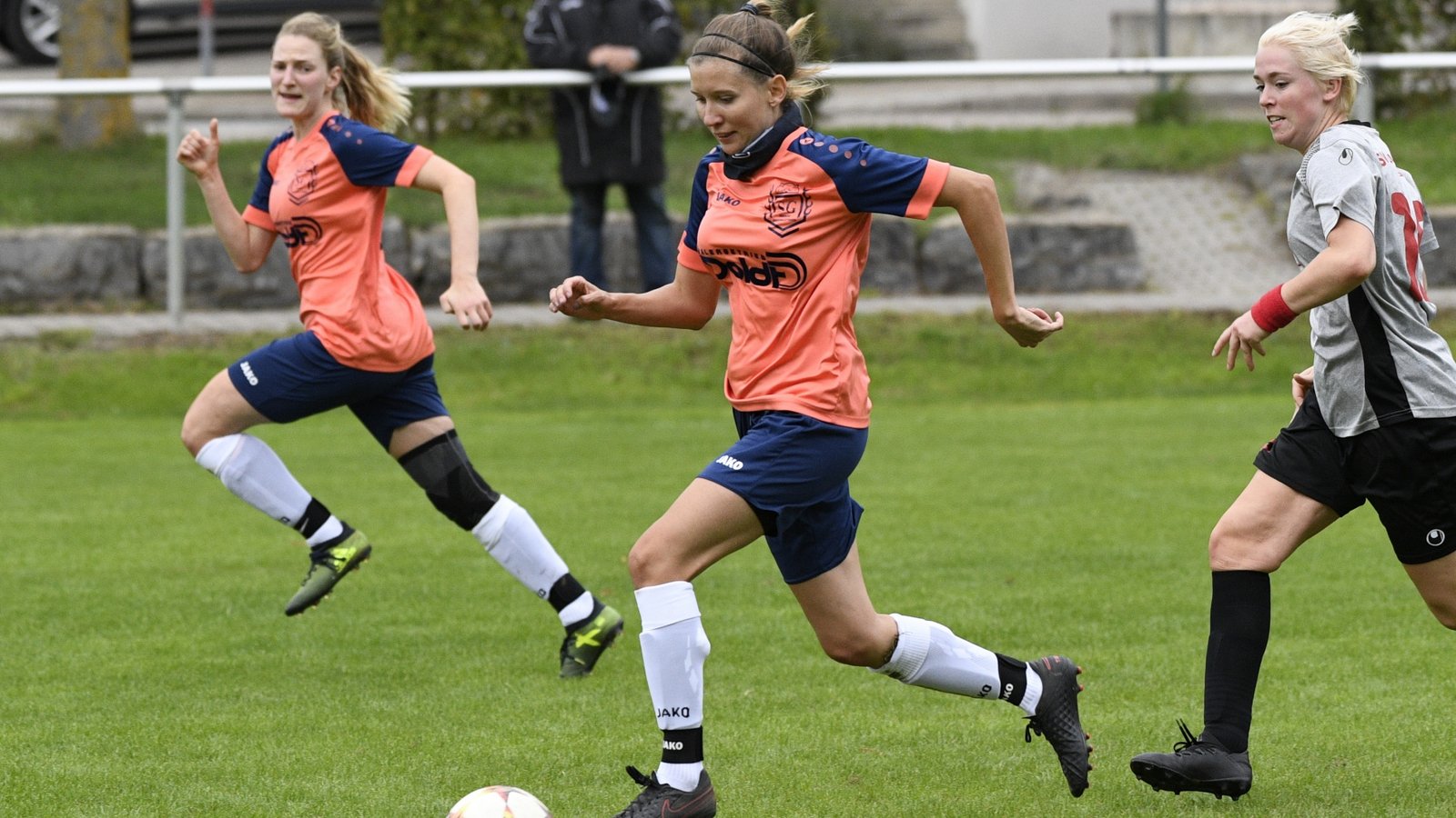 Die SGM Roßwag/Großglattbach (Mitte Verena Henzen) verliert mit 0:5. Foto: Archiv/Leitner Die SGM Roßwag/Großglattbach (Mitte Verena Henzen) verliert mit 0:5. Foto: Archiv/Leitner