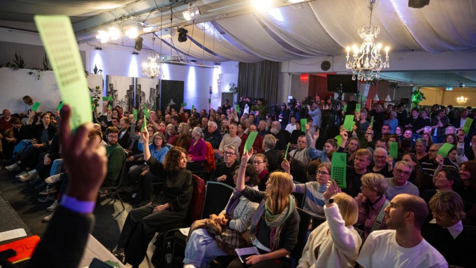 Der Landesausschuss der Grünen in Berlin sprach sich mit einer klaren Mehrheit für die Koalitionsgespräche aus.Christophe Gateau/dpa