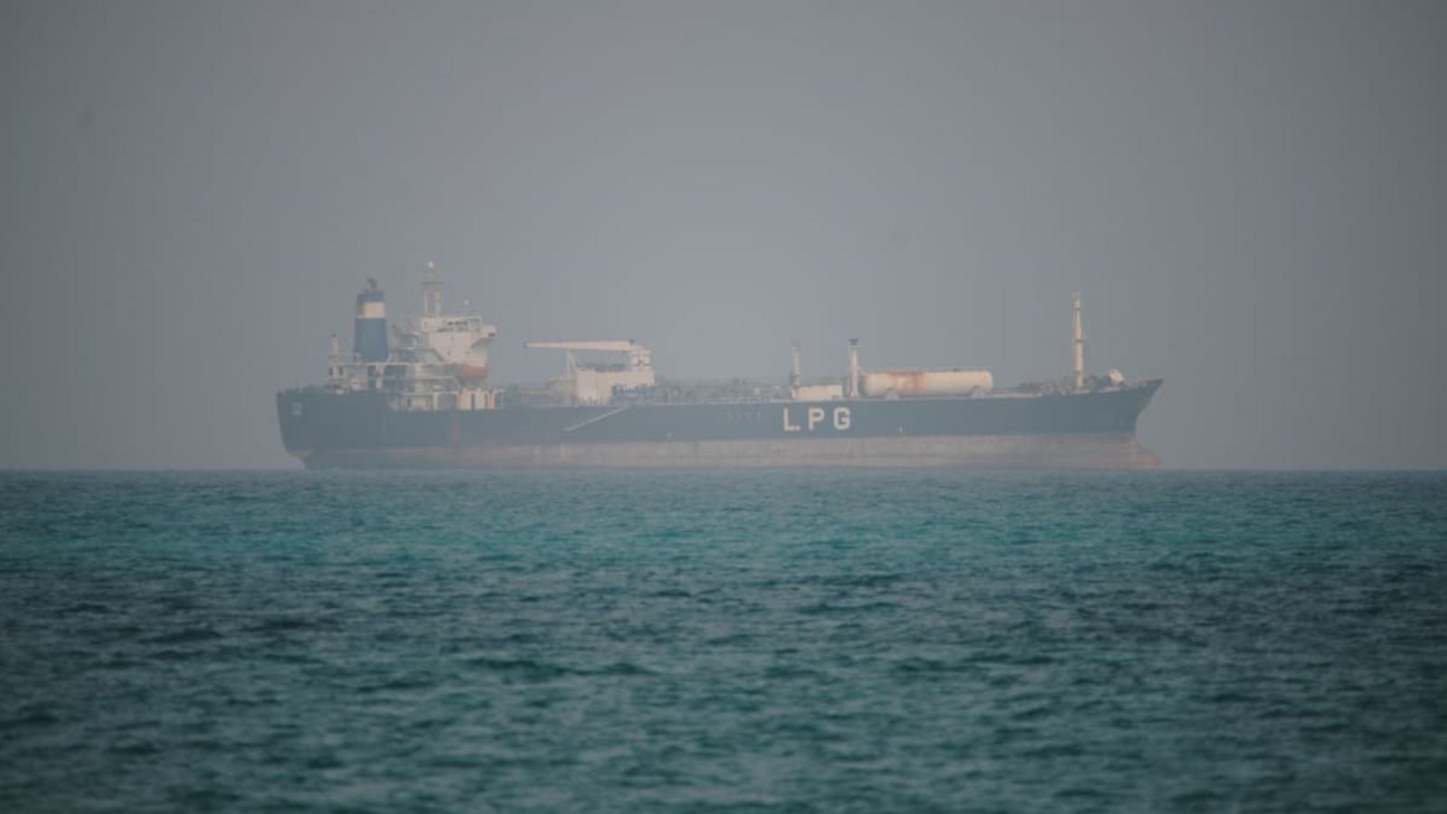 Ein LPG-Tanker (Flüssiggas) fährt in den Gewässern nördlich der Straße von Bab al-Mandab. (Archivbild)Abdulnasser Alseddik/AP/dpa Ein LPG-Tanker (Flüssiggas) fährt in den Gewässern nördlich der Straße von Bab al-Mandab. (Archivbild)Abdulnasser Alseddik/AP/dpa