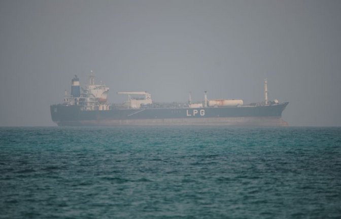 Ein LPG-Tanker (Flüssiggas) fährt in den Gewässern nördlich der Straße von Bab al-Mandab. (Archivbild)<span class='image-autor'>Abdulnasser Alseddik/AP/dpa</span>