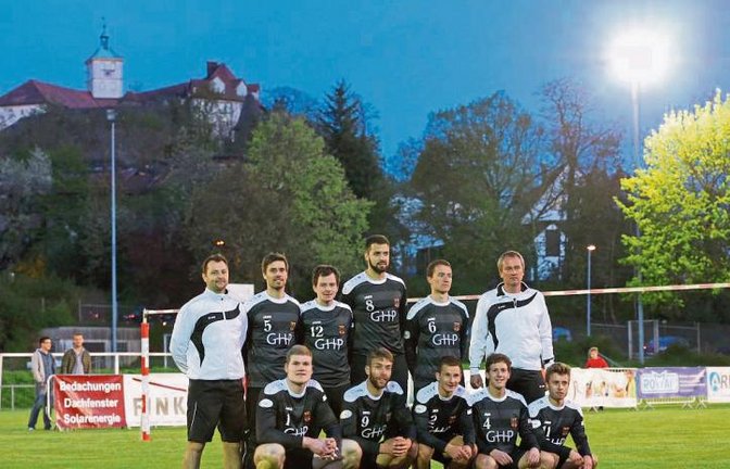 Die deutsche Faustball-Nationalmannschaft hat unterm Kaltenstein eines ihrer seltenen Flutlichtspiele gezeigt. Mit Erfolg: Am Freitag gewann Deutschland mit 4:1 gegen die Schweiz. Foto: Küppers