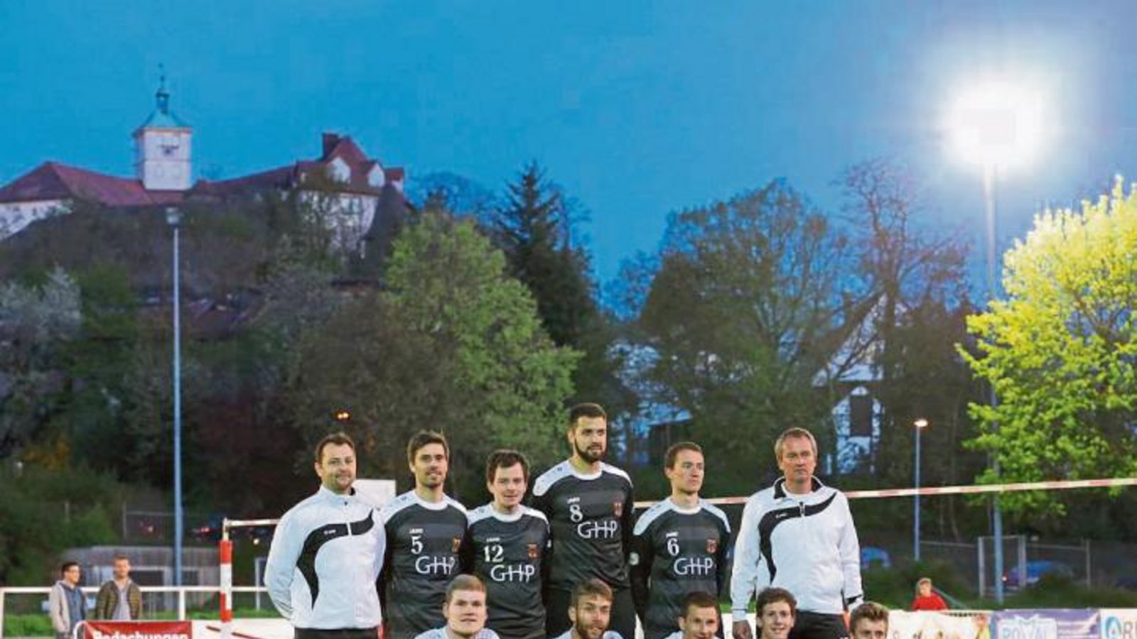 Die deutsche Faustball-Nationalmannschaft hat unterm Kaltenstein eines ihrer seltenen Flutlichtspiele gezeigt. Mit Erfolg: Am Freitag gewann Deutschland mit 4:1 gegen die Schweiz. Foto: Küppers Die deutsche Faustball-Nationalmannschaft hat unterm Kaltenstein eines ihrer seltenen Flutlichtspiele gezeigt. Mit Erfolg: Am Freitag gewann Deutschland mit 4:1 gegen die Schweiz. Foto: Küppers