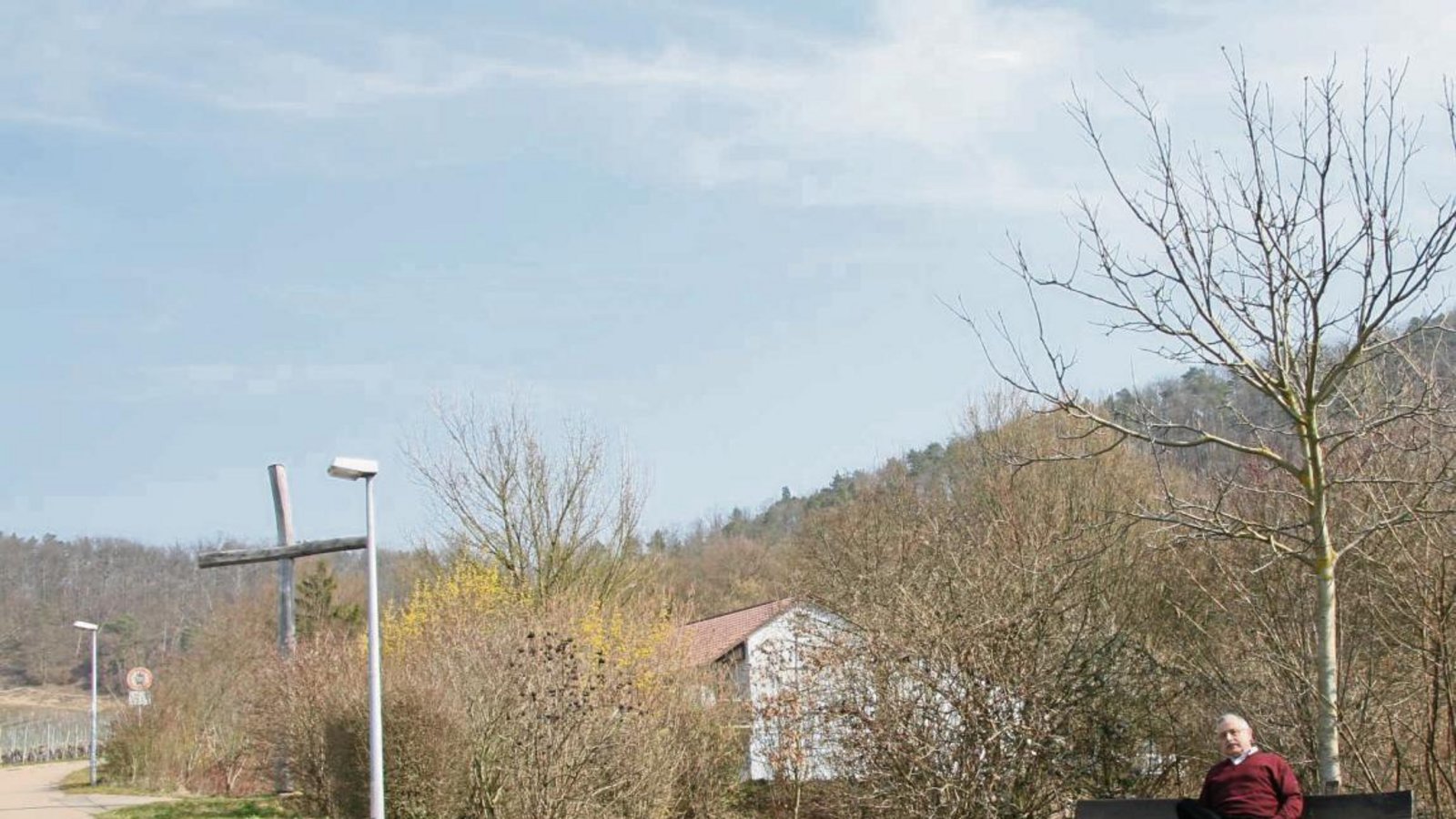 Franz-Hellmut Schürholz vor dem Gelände in Hohenhaslach Im Steigle, auf dem bald Unterkünfte für Flüchtlinge stehen werden. Foto: Rücker Franz-Hellmut Schürholz vor dem Gelände in Hohenhaslach Im Steigle, auf dem bald Unterkünfte für Flüchtlinge stehen werden. Foto: Rücker