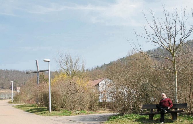 Franz-Hellmut Schürholz vor dem Gelände in Hohenhaslach Im Steigle, auf dem bald Unterkünfte für Flüchtlinge stehen werden.  Foto: Rücker