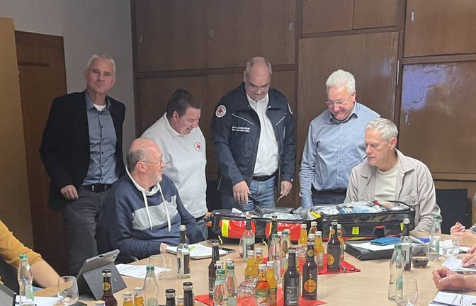 Achim Ziegler (Mitte) wirbt im Ortschaftsrat um Spenden. Foto: Glemser